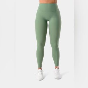 Kamo FeatherLite Enhance Leggings 27” – Loden Frost (Green)